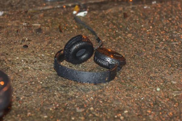 headpho<em></em>nes on ground