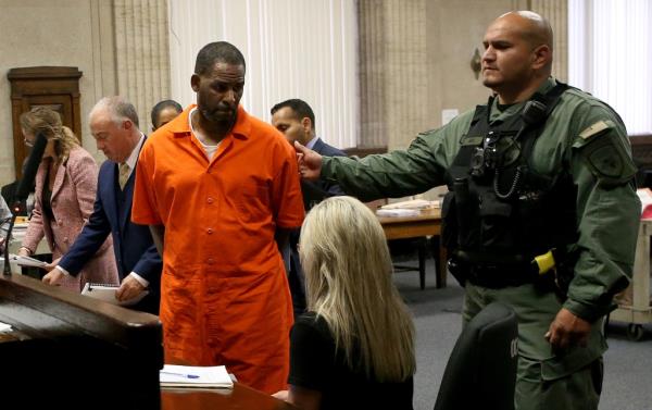 A picture of R. Kelly in court.