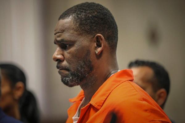 A picture of R. Kelly in court.