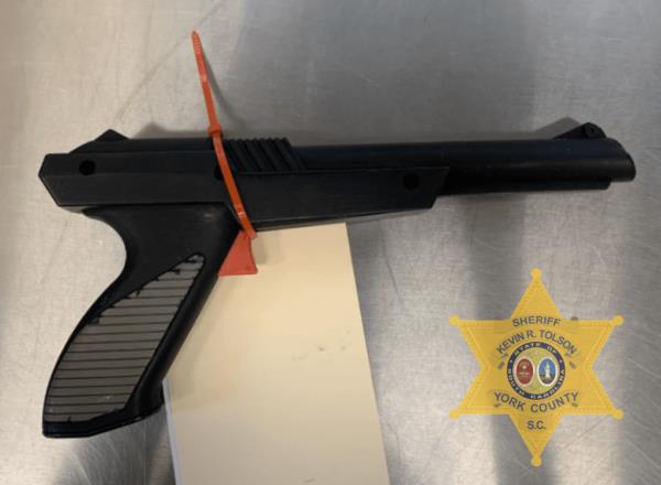 The suspect then flashed a fake gun tucked into the waistband of his pants at the clerk and demanded mo<em></em>ney from the cash register.