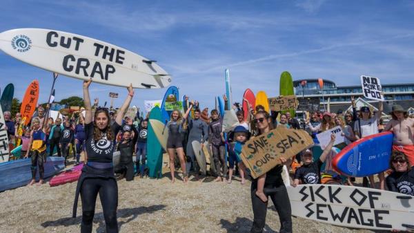 EDITORIAL USE o<em></em>nLY NOTE LANGUAGE ON PLACARDS People take part in a protest by Surfers Against Sewage (SAS), in Falmouth, who are calling for an end to the sewage discharges plaguing the UK's rivers and seas. Picture date: Saturday May 18, 2024.</p>

<p>　　