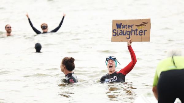 EDITORIAL USE o<em></em>nLY People take part in a protest by Surfers Against Sewage (SAS), in Brighton, who are calling for an end to the sewage discharges plaguing the UK's rivers and seas. Picture date: Saturday May 18, 2024.</p>

<p>　　