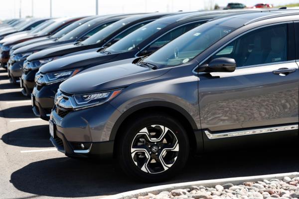Ho<em></em>nda CR-Vs on dealer lot.