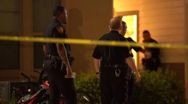 Police at the scene of San Anto<em></em>nio shooting.