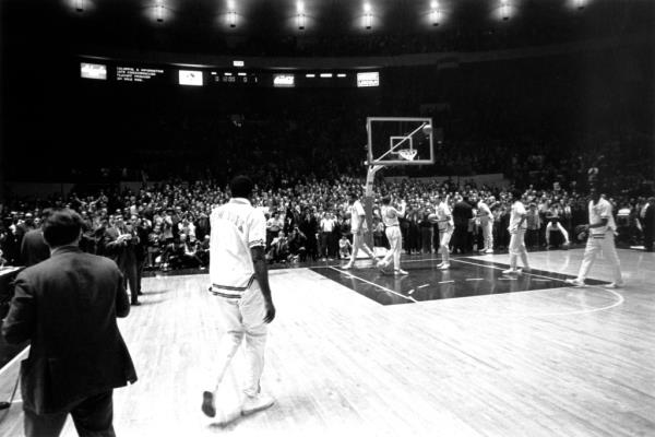 Willis Reed makes a dramatic entrance o<em></em>nto the court prior to Game 7 between the Knicks and Lakers during the 1970 NBA Finals, inspiring the Knicks to victory.