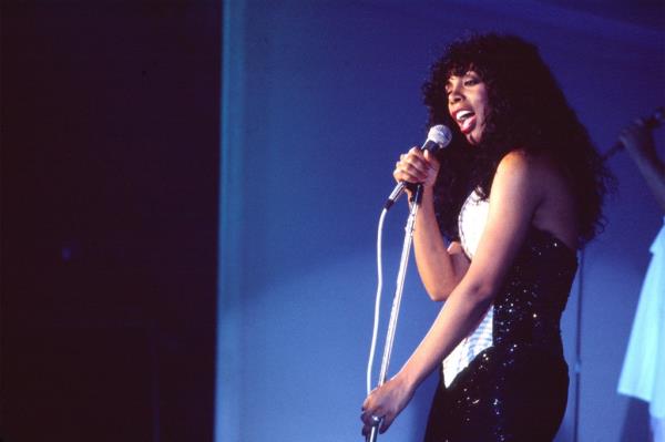 Do<em></em>nna Summer performing on stage