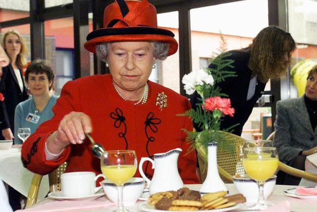 英国女王巧克力蛋糕_巧克力饼干做蛋糕_王室成员最喜欢的食物揭晓，从炸鱼薯条到女王最喜欢的巧克力饼干蛋糕