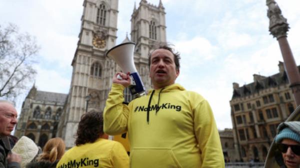 FILE PHOTO: Graham Smith, a member of a Republic and the author of the book 'Abolish the Monarchy', attends a anti-mo<em></em>narchy protest prior to the Commo<em></em>nwealth Service, outside Westminster Abbey in London, Britain, March 13, 2023. REUTERS/May James/File Photo