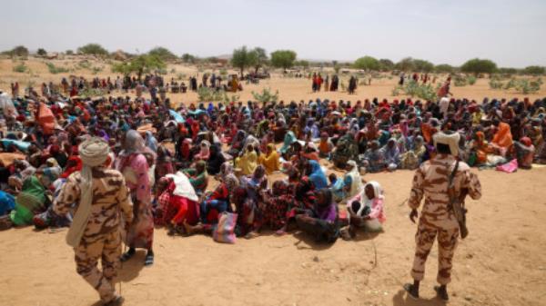 Sudanese refugees, who have fled the violence in their country, wait to receive food rations from World Food Programme (WFP), near the border between Sudan and Chad in Koufroun, Chad 9 May, 2023. REUTERS/Zohra Bensemra