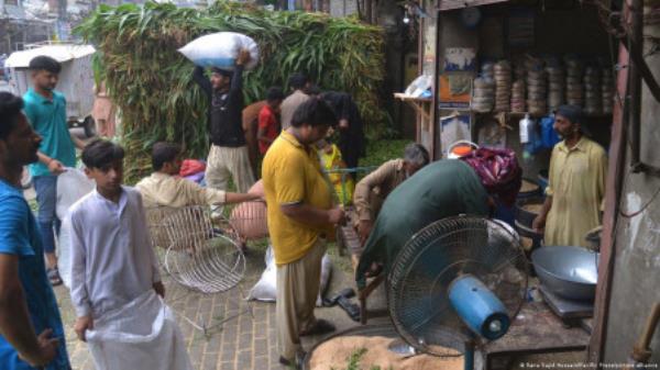 The shortage of fuel and other essential goods, as well as a record inflation, has put many basic food items out of people's reach in Pakistan. Photo: DW