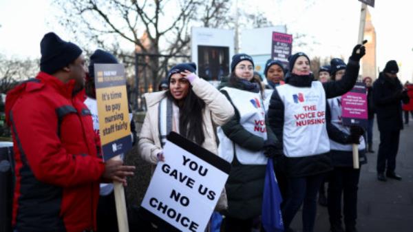 NHS nurses take part in a strike, during a dispute with the government over pay, outside St Thomas' Hospital in London, Britain December 15, 2022. REUTERS/Henry Nicholls