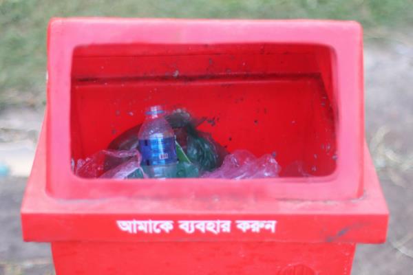 Photo: Auritro Sattar</p>

<p>　　