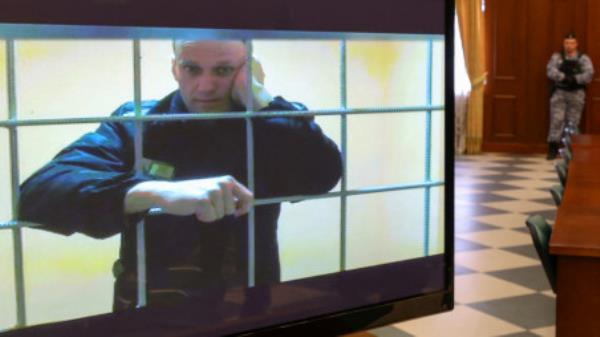 FILE PHOTO: Russian opposition leader Alexei Navalny is seen on a screen via a video l<em></em>ink from the IK-2 corrective penal co<em></em>lony in Pokrov during a court hearing to co<em></em>nsider an appeal against his prison sentence in Moscow, Russia May 24, 2022. REUTERS/Evgenia Novozhenina/File Photo