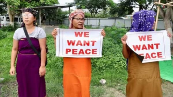 Women holding placards as they welcome Co<em></em>ngress leader Rahul Gandhi in the violence-hit Manipur, on Friday last week. (ANI Photo)(ANI)</p>

<p>　　