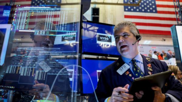 Traders work on the floor of the New York Stock Exchange (NYSE) in New York City, U.S., June 30, 2022. REUTERS/Brendan McDermid