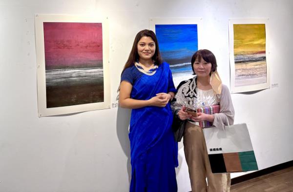 Hasura Akther Rumky with a visitor in Kahal Gallery, Japan, at her third solo exhibition ‘Silent Horizons: Embracing the Beauty Within’. PHOTOS: COURTESY