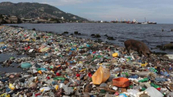 Plastic and other debris are seen on the shores of Cap Haitian beach, in Cap Haitian, Haiti October 9, 2018/ Reuters 