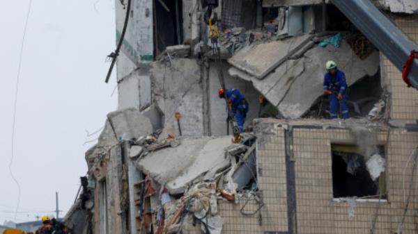 Emergency perso<em></em>nnel work at the site wher<em></em>e an apartment block was heavily damaged by a Russian missile strike, amid Russia's attack on Ukraine, in Dnipro, Ukraine January 16, 2023. REUTERS/Clodagh Kilcoyne
