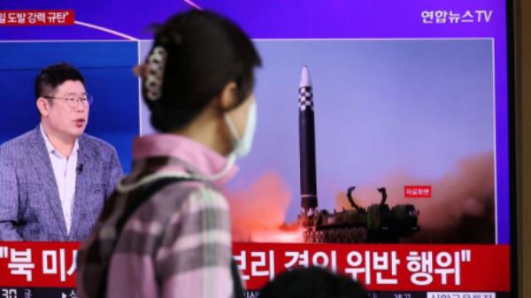 A woman watches a TV broadcasting a news report on North Korea's launch of three missiles including one thought to be an interco<em></em>ntinental ballistic missile (ICBM), in Seoul, South Korea, May 25, 2022. REUTERS/Kim Hong-Ji