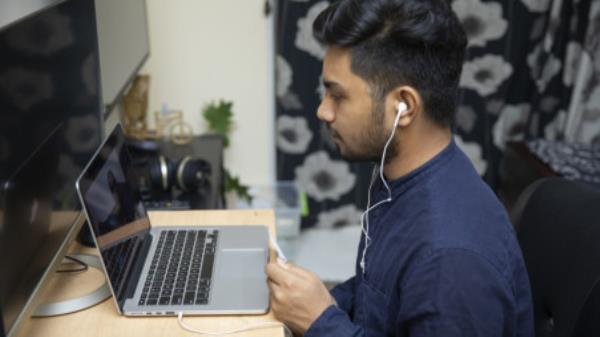 Although learning on screen may come with some distraction, o<em></em>nline materials can provide opportunities for interactive learning experiences. Photo: Noor-A-Alam</p>

<p>　　