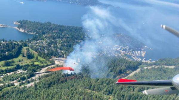 Smoke rises from a wildfire burning near Whyte Lake which caused the closure of the Sea-To-Sky Highway l<em></em>inking Vancouver with the resort town of Whistler, in West Vancouver, British Columbia, Canada June 26, 2023. BC Wildfire Service/Handout via REUTERS</p>

<p>　　