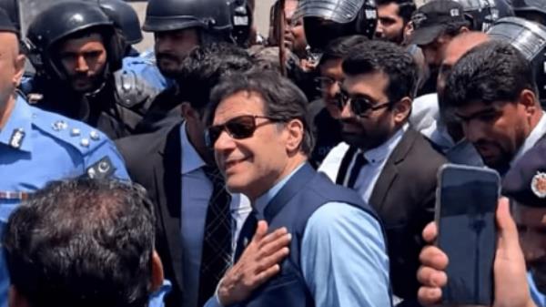PTI Chairman Imran Khan arrives at the Islamabad High Court for a hearing on 12 May. Photo: PTI Peshawar/Twitter</p>

<p>　　