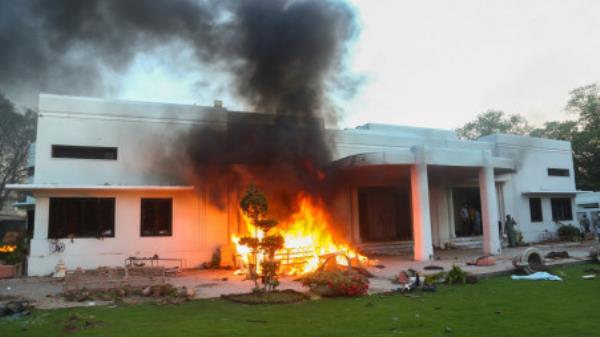 A view of a house in canto<em></em>nment area, which was set afire by supporters of Pakistan's former Prime Minister Imran Khan during a protest against his arrest, in Lahore, Pakistan 9 May, 2023. REUTERS/Aun Jaffery</p>

<p>　　