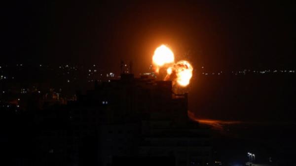 Smoke and flames rise during Israeli airstrikes in Gaza City July 5, 2023. REUTERS/Mohammed Salem</p>

<p>　　
