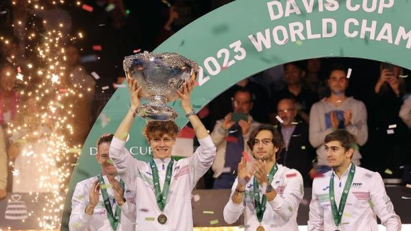 Italy's Jannik Sinner raises the trophy alo<em></em>ngside his team-mates