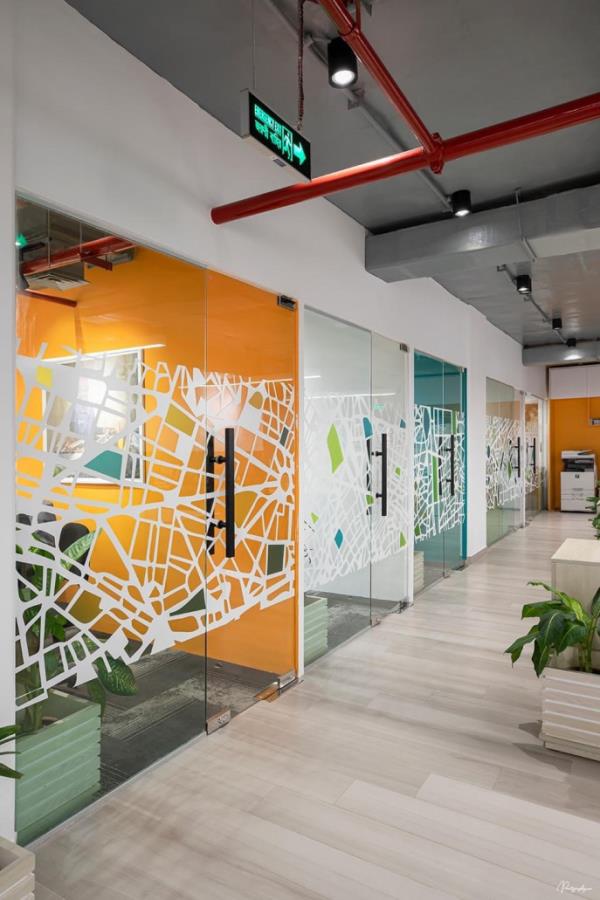Glass doors can be transparent and can also be coloured, reflected, or frosted, which allows for privacy while maintaining the passage of light. Photo: Junaid Hasan Pranto