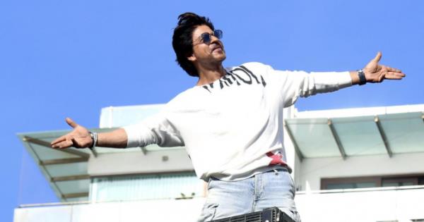 Every year Shah Rukh Khan greets thousands of fans on his birthday in front of his Mumbai residence Mannat. Photo: Collected</p>

<p>　　