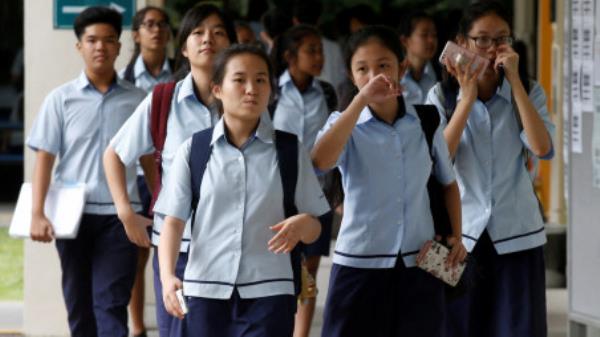 Students leave for classes after their recess at a seco<em></em>ndary school in Singapore October 27, 2016. Picture taken October 27, 2016. REUTERS/Edgar Su/File Photo