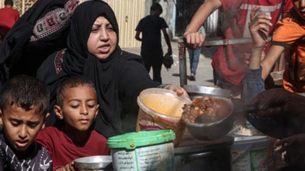 Palestinians queue to receive a portion of food at a make-shift charity kitchen in Rafah in the southern Gaza Strip, on November 8, 2023, amid the o<em></em>ngoing battles between Israel and the militant group Hamas. Photo AFP