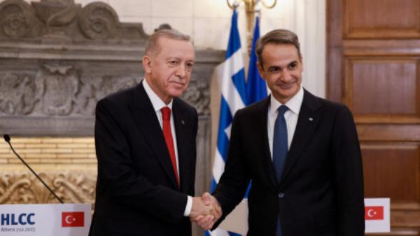 Greek Prime Minister Kyriakos Mitsotakis shakes hands with Turkish President Tayyip Erdogan during a press co<em></em>nference at the Maximos Mansion in Athens, Greece, December 7, 2023. REUTERS/Louisa Gouliamaki</p>

<p>　　