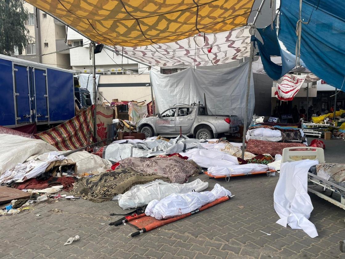 Bodies of Palestinians killed in Israeli strikes lie on the ground at the yard of Al Shifa hospital as health officials say they are unable to bury them due to the Israeli ground operation around the hospital, in Gaza City Nov. 12, 2023. (Reuters Photo)