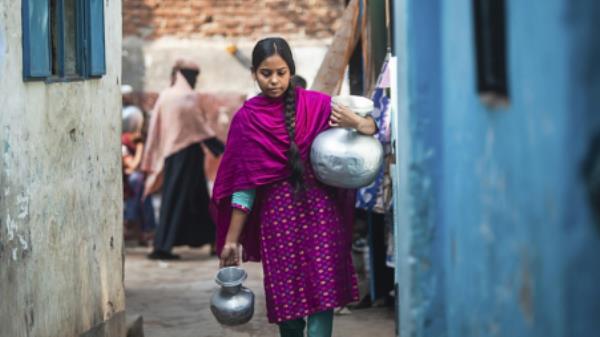 One of the major co<em></em>nsequences of climate change in Bangladesh is the displacement and migration of people from rural to urban areas. Photo: UNICEF</p>

<p>　　
