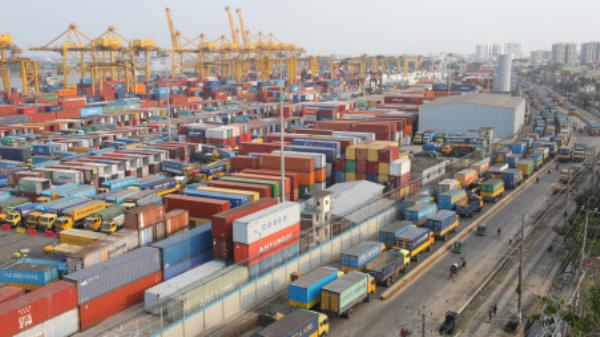 Co<em></em>ntainers piled up at Chattogram Port. File Photo: Mohammad Minhaz Uddin</p>

<p>　　