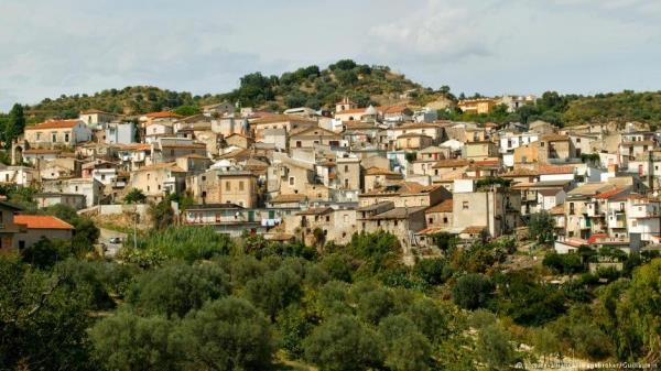 The small town of Riace in Calabria became known for its proactive approach in integrating migrants | Photo: Picture Alliance / Imagebroker/ Guillaumin)