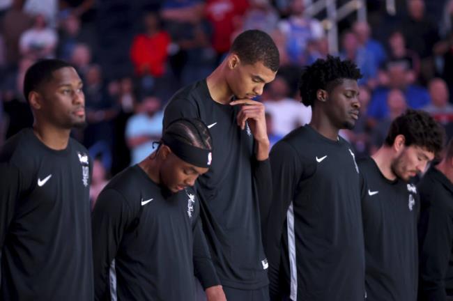San Anto<em></em>nio Spurs center Victor Wembanyama, center, stands for the opening prayer before a preseason NBA basketball game against the Oklahoma City Thunder, Monday, Oct. 9, 2023, in Oklahoma City. (AP Photo/Sarah Phipps)