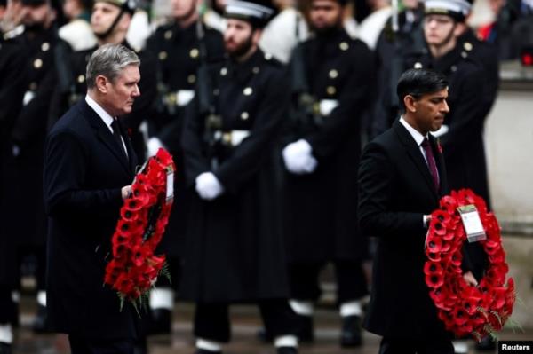 Britain's Prime Minister Rishi Sunak and Britain's main opposition Labour Party leader Keir Starmer carry poppy wreaths during the Natio<em></em>nal Service of Remembrance at The Cenotaph on Whitehall in London, Nov. 12, 2023. (Henry Nicholls/Pool via Reuters)