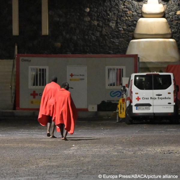 Arrival of a cayuco (small canoe) at the dock of La Restinga, on December 30, 2023, in El Hierro, Canary Islands, Spain | Photo: Europa Press Canarias/ABACAPRESS.COM