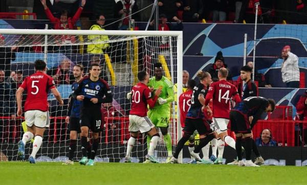 Andre Onana's Manchester United team-mates co<em></em>ngratulate him on his penalty save