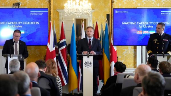 Britain's Defense Secretary Grant Shapps, center, takes part in a press co<em></em>nference with Norway's Minister of Defense Bjorn Arild Gram, left, and Vice Admiral Oleksii Neizhpapa of Ukraine, right, in London, Dec. 11, 2023. 