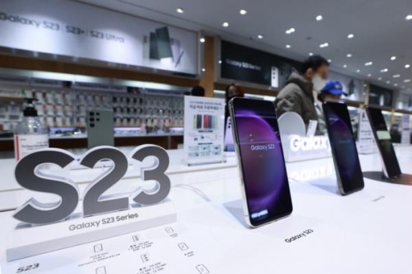 Samsung’s　latest　flagship　Galaxy　S23　series　displayed　in　Seoul　(Courtesy　of　Yonhap)