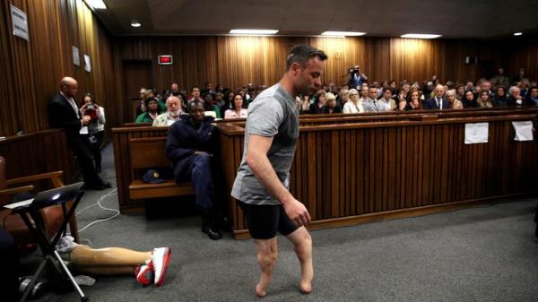 Oscar Pistorius demo<em></em>nstrating to the court how he walks without his prosthetic legs 