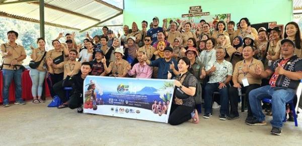 Bangkuai with participants of the 14th Southeast Asian Biosphere Reserves Network (SeaBRnet) Meeting and Internatio<em></em>nal Co<em></em>nference and Kampung Lingga community at the Lingga Eco Tourism site.