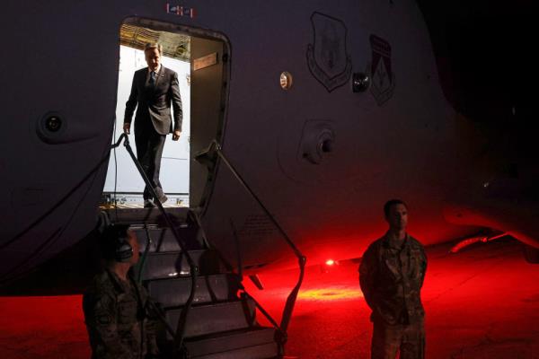 Antony Bl<em></em>inken leaves the plane as he arrives in Jordan. (Jo<em></em>nathan Ernst / Pool via AP)