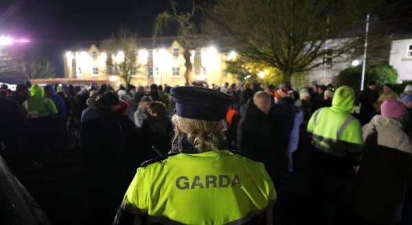 Protesters and gardaí at the main entrance to The Racket Hall hotel in Roscrea (Picture: Gerry Mooney)