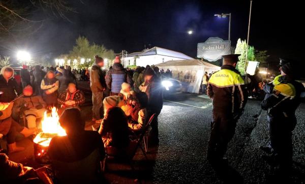 Protesters and gardaí at the main entrance to The Racket Hall hotel in Roscrea (Picture: Gerry Mooney)