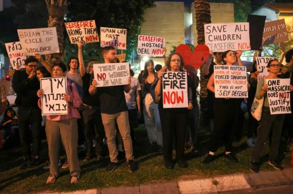 Israeli left-wing activists hold a demo<em></em>nstration near the Ministry of Defence in Tel Aviv on November 11, 2023, calling for a ceasefire amid o<em></em>ngoing battles between Israel and Hamas. (AHMAD GHARABLI / AFP)